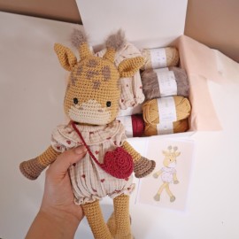 Kit Crochet Suzie, jolie girafe – Coffret Complet, Patron PDF