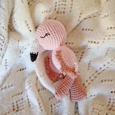 Luna, mon mini flamant rose – Patron Crochet Gratuit PDF