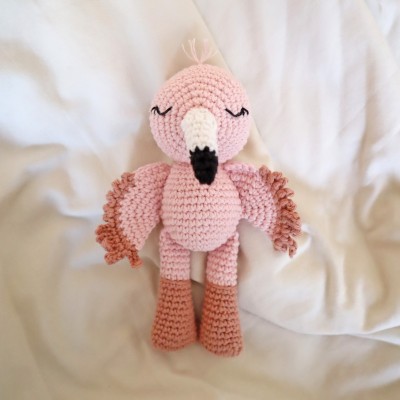 Luna, mon mini flamant rose – Patron Crochet Gratuit PDF