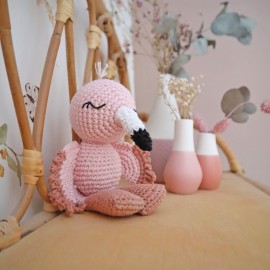 Luna, mon mini flamant rose – Patron Crochet Gratuit PDF